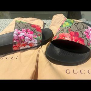 Gucci GG blooms supreme floral slides